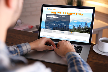 Une personne consulte le site internet d'une plateforme de réservation de vacances sur son ordinateur