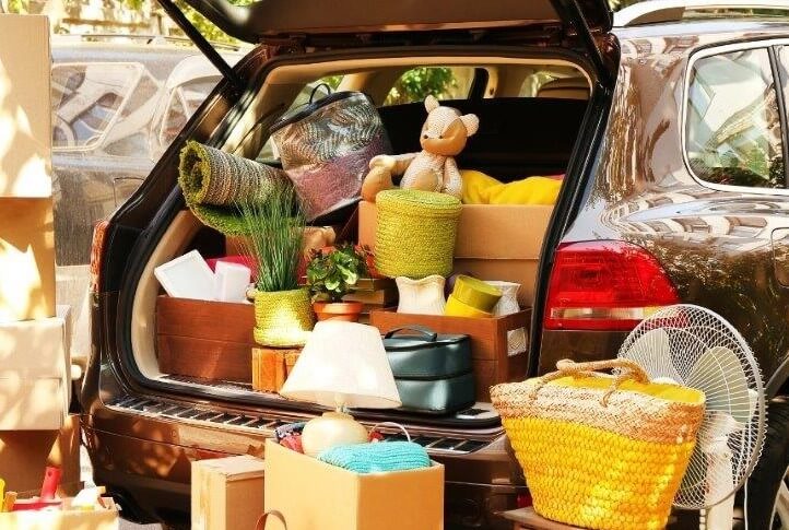 Le coffre d'une voiture rempli pour un déménagement en Allemagne