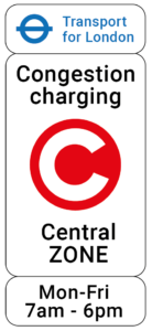 Schild kündigt Londoner Congestion Charge an.